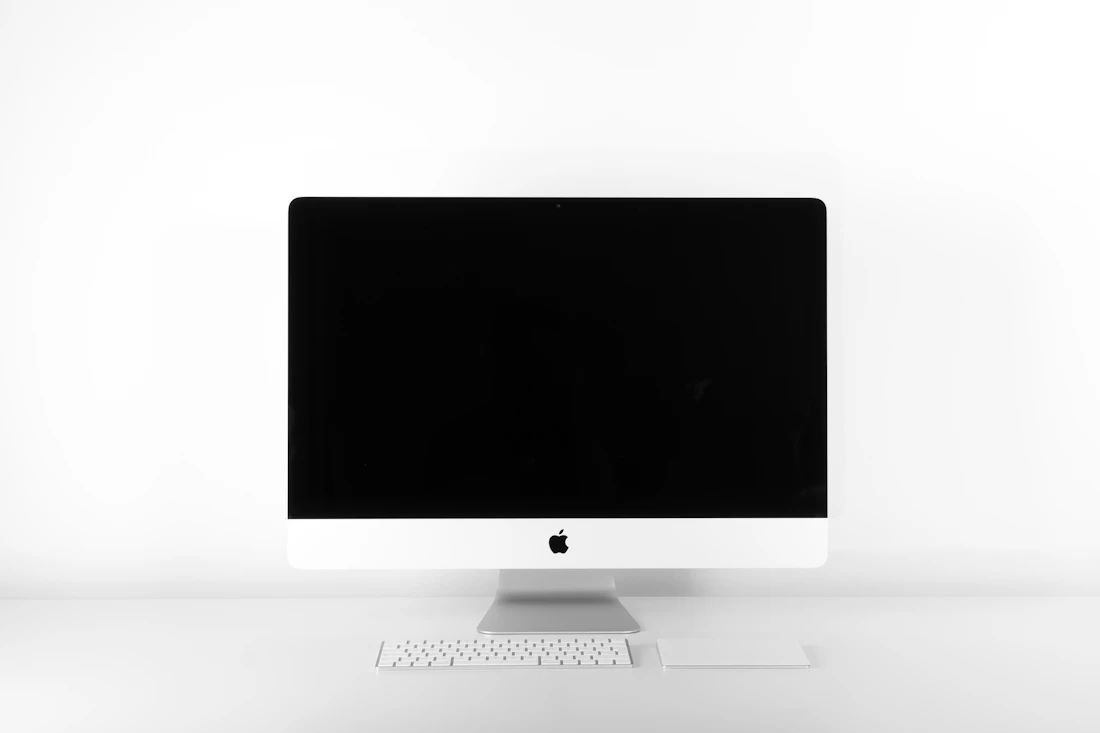 白いデスクに置かれたモニターとキーボード