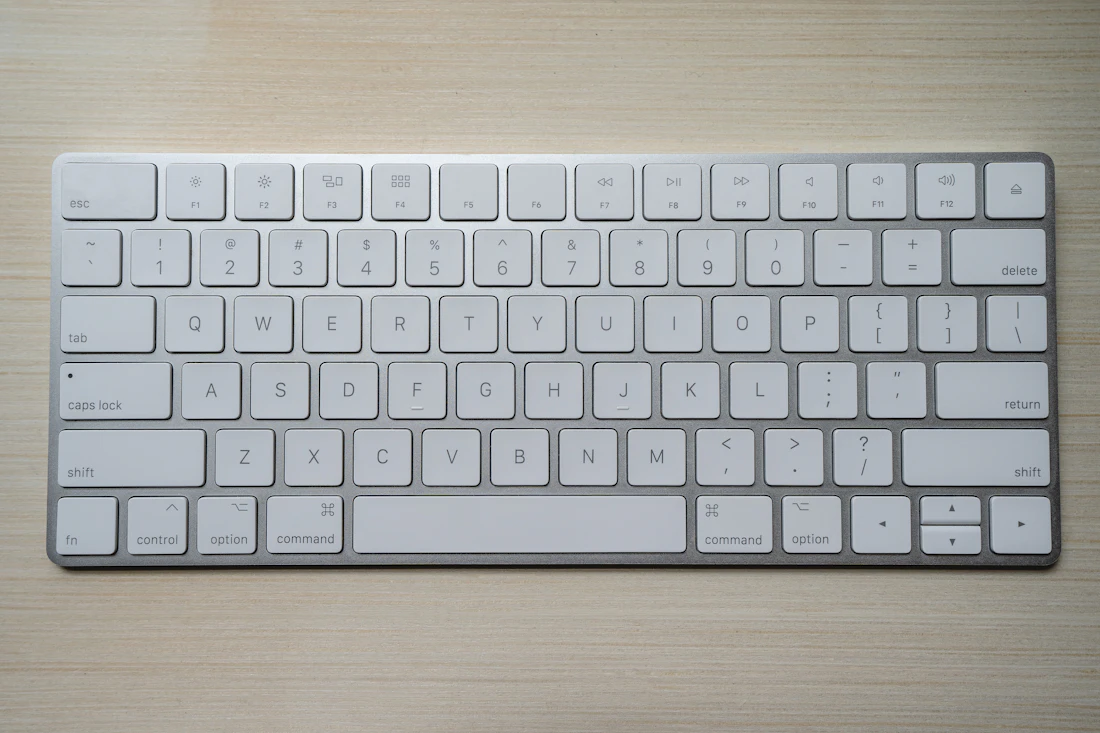白いワイヤレスキーボードのクローズアップ